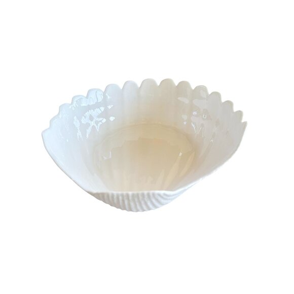Shell-Shaped Ceramic Bowl Decorative & Functional Design - Picture 1 of 7